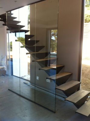 Escalier en métal fer, marches en acier et en bois avec une paroi en verre design et moderne finition thermolaqué à Aix en Provence
